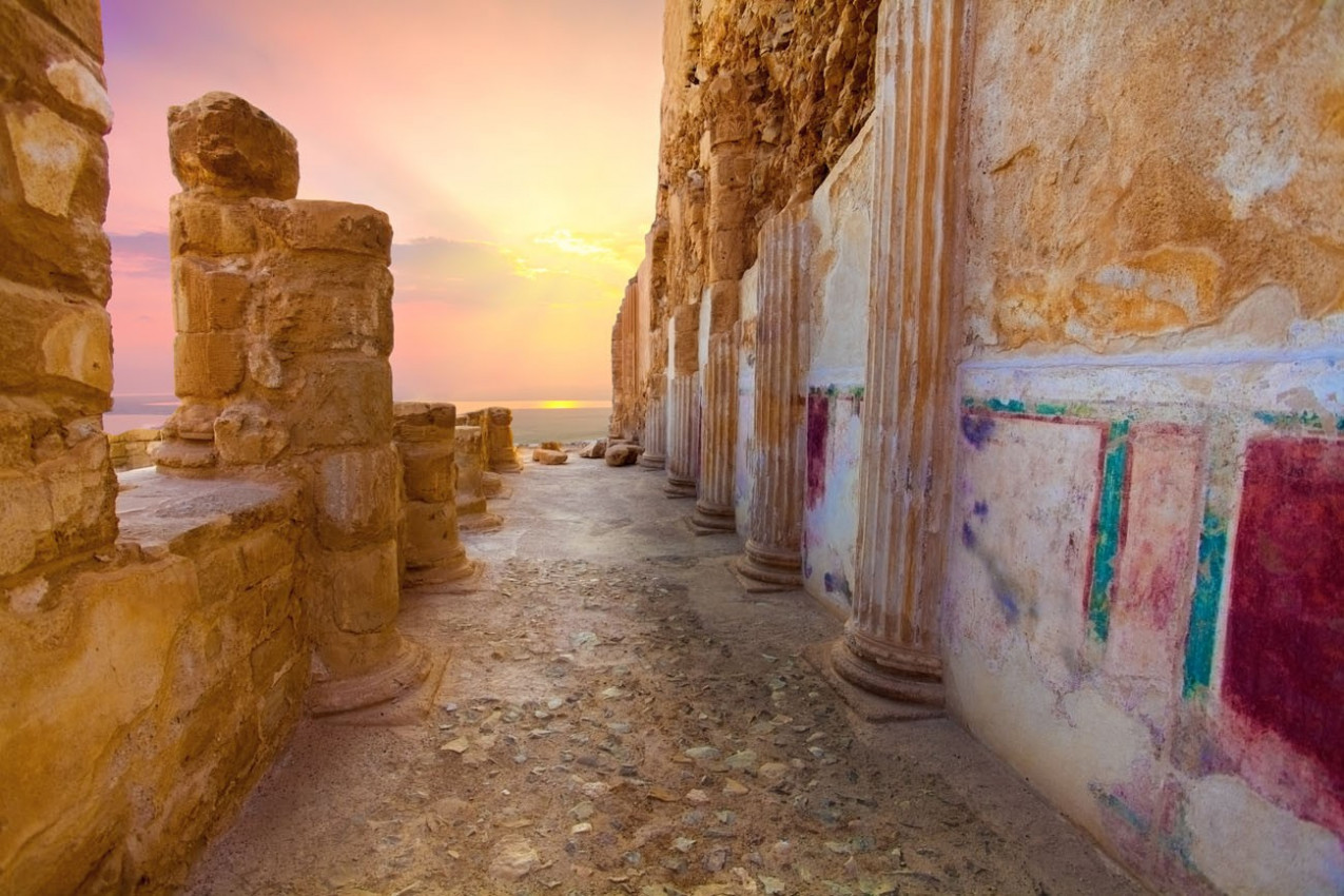As ruínas do palácio de Massada do rei Herodes ao pôr do sol. Israel.